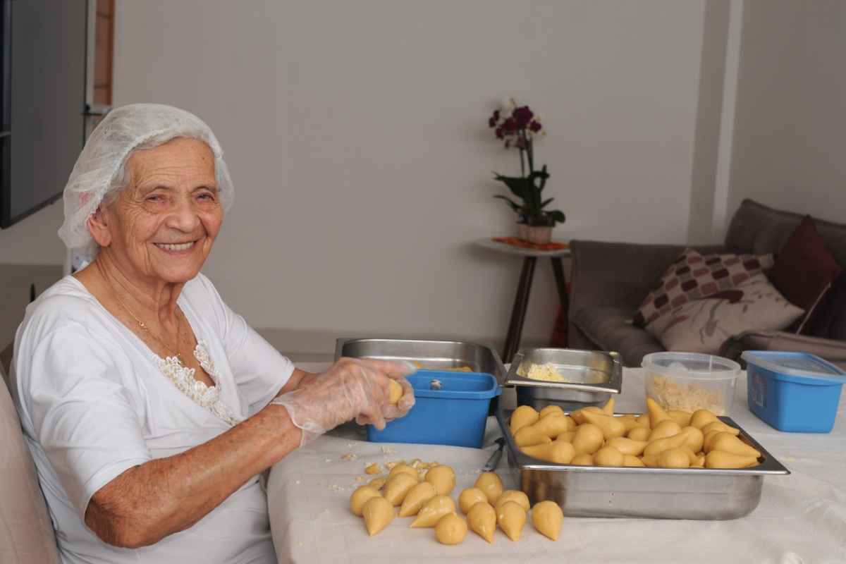 Vovó das coxinhas: Aos 91 anos, padeira de BH vira influenciadora digital - Leandro Couri/EM D.A.Press