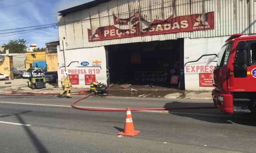 Incêndio atinge loja de peças usadas em Contagem; fogo já foi controlado - Edesio Ferreira/ EM/ D.A Press