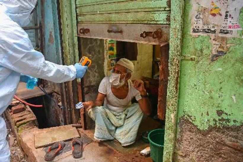 COVID-19: Pequim controla surto; Índia registra recorde de casos - INDRANIL MUKHERJEE/AFP