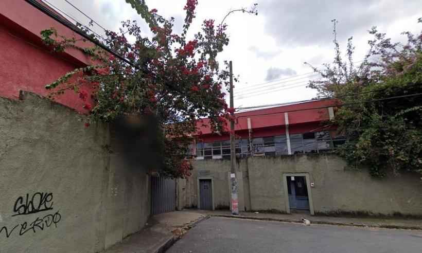 Polícia procura homem que 'montou' a casa e fez 'compra do mês' em escola de BH  - Foto: Google StreetView / Reprodução
