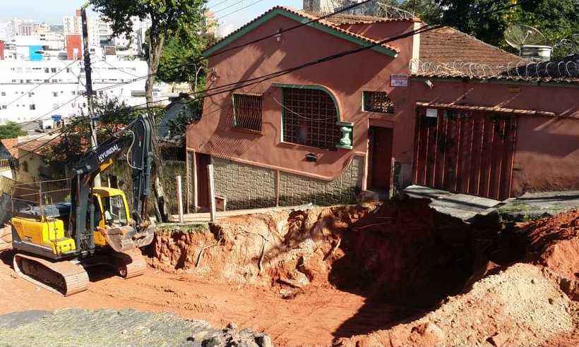 Copasa inicia reparo em cratera que engoliu carro no Santa Tereza, em BH  - Edésio Ferreira/ EM/ D.A.Press