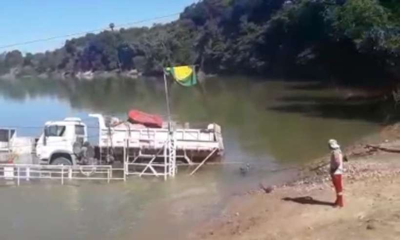 Balsa afunda no Rio Paracatu, no Norte de Minas - Reprodução