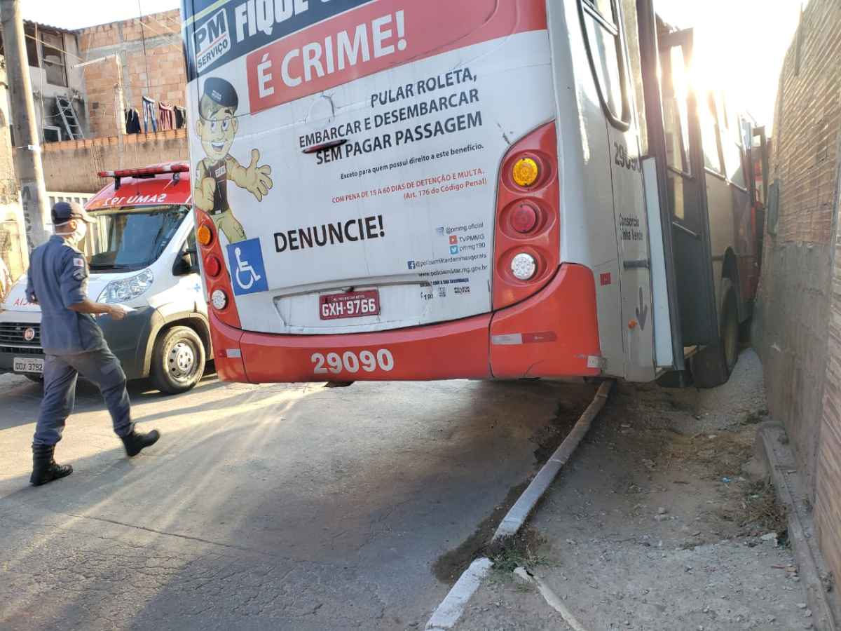 Homem tem perna prensada após ser atropelado por ônibus em Ribeirão das Neves - Corpo de Bombeiros/Divulgação