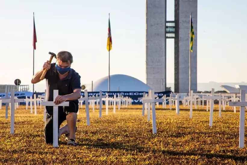 #StopBolsonaro: Movimento internacional finca mil cruzes em frente ao Congresso - Renato Cortez