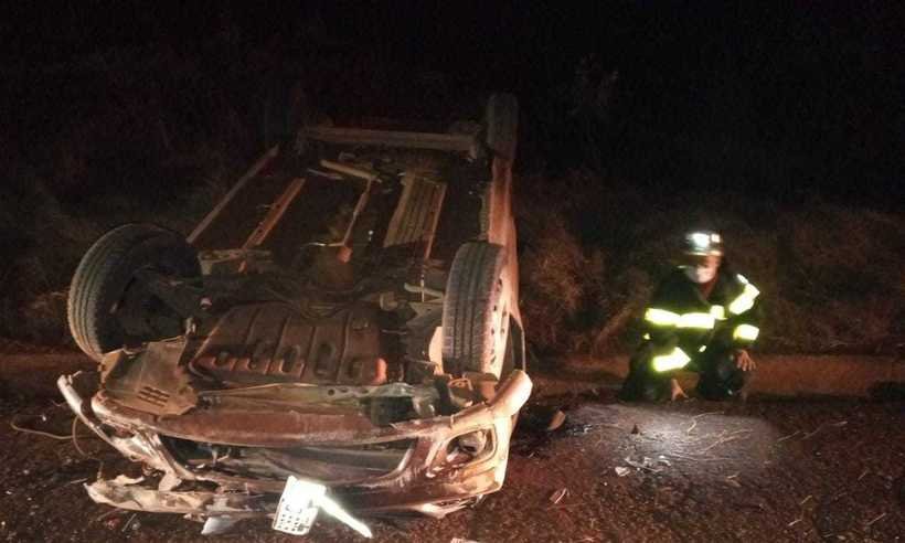 Casal discute dentro de carro em rodovia e veículo capota em Uberaba - Corpo de Bombeiros/Divulgação