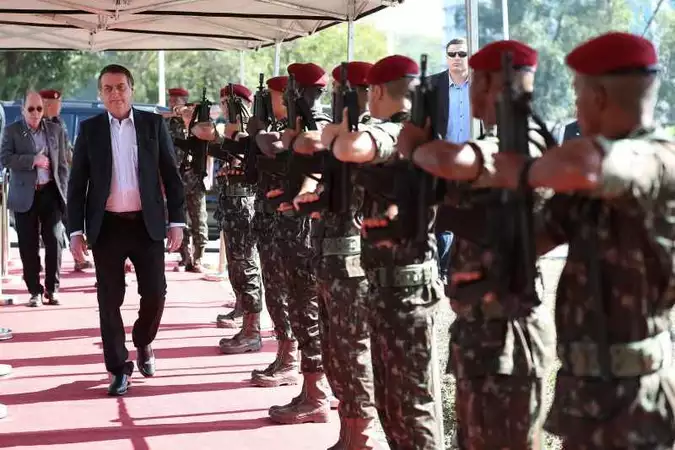 Bolsonaro reajusta bônus para atender militares - Marcos Correa/PR