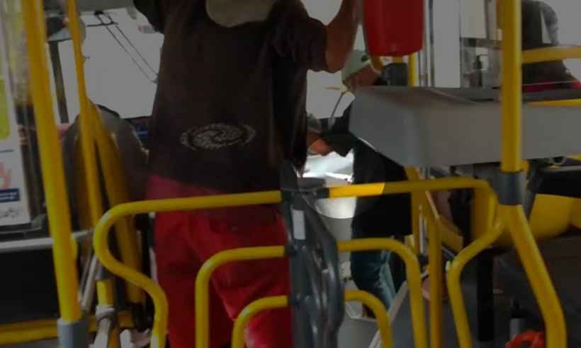 Homem com faca expulsa passageiro sem máscara de ônibus em BH - Reprodução da internet/WhatsApp