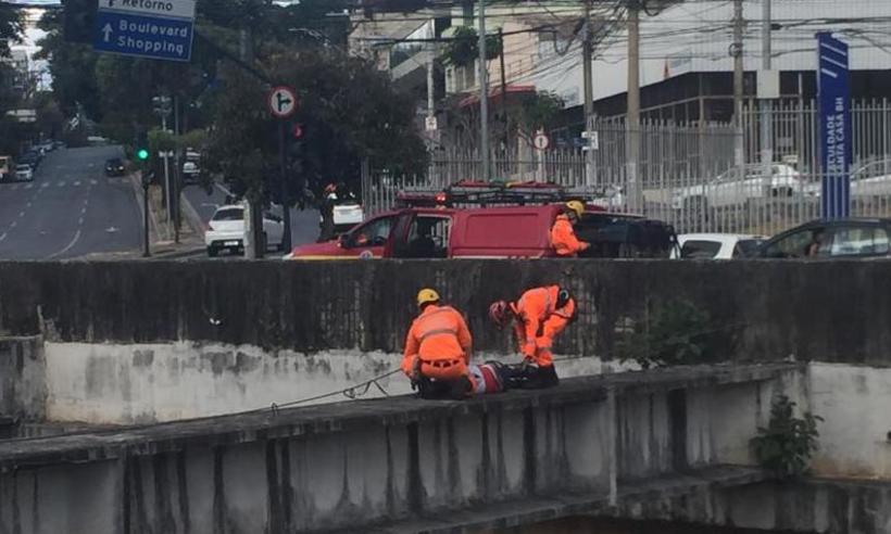 Bombeiros resgatam homem deitado em passarela do Rio Arrudas - Edésio Ferreira/EM/D.a Press