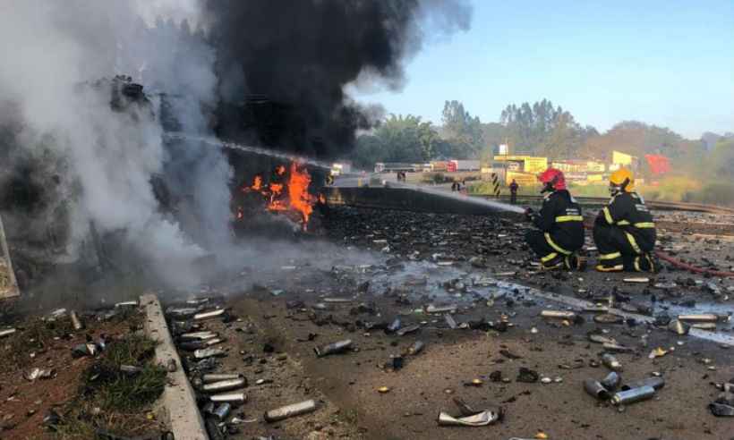 Carreta tomba, mata uma pessoa  e provoca incêndio na BR-381 em Nepomuceno - Divulgação/Corpo de Bombeiros Militar de Minas Gerais