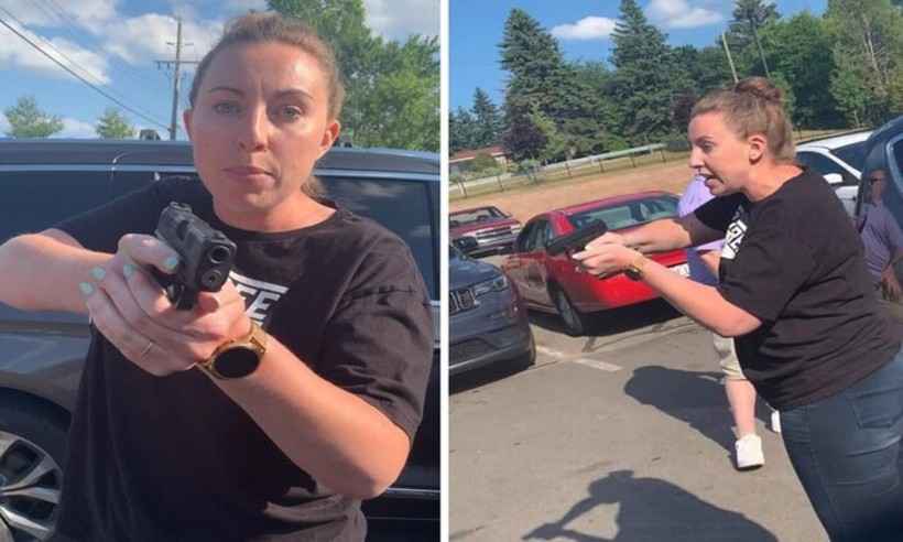 Mulher branca aponta arma para família negra após discussão em estacionamento - Reprodução/Facebook