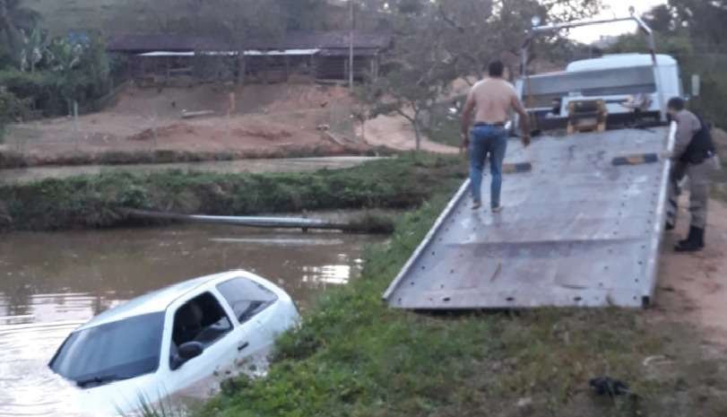 Homem tenta fugir da polícia, mas cai com o carro em represa - Polícia Militar/Divulgação