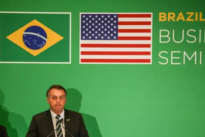 Bolsonaro comemora independência dos EUA em almoço com embaixador - Zak Bennett/AFP