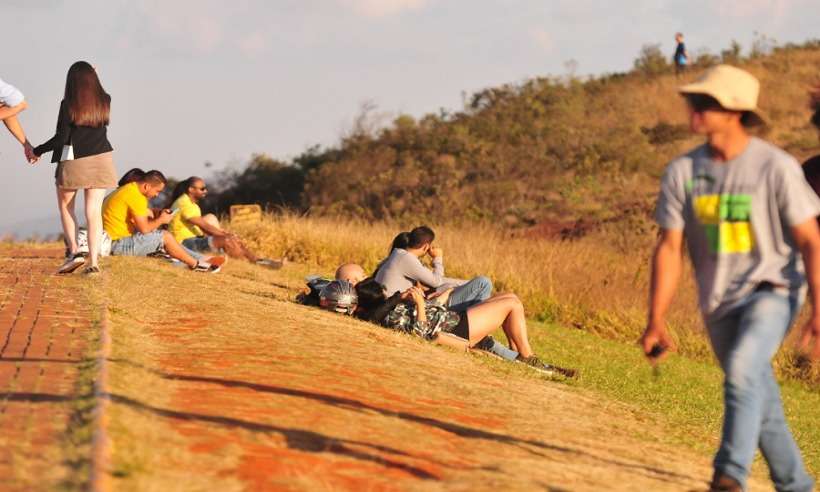 Turistas voltam a burlar decreto e derrubam tapumes para ir ao Topo do Mundo - Gladyston Rodrigues/EM/D.A Press