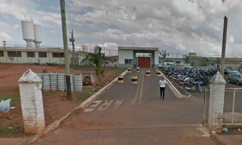 Homens são flagrados ao arremessarem celulares para dentro de presídio de Uberaba - Google Reprodução