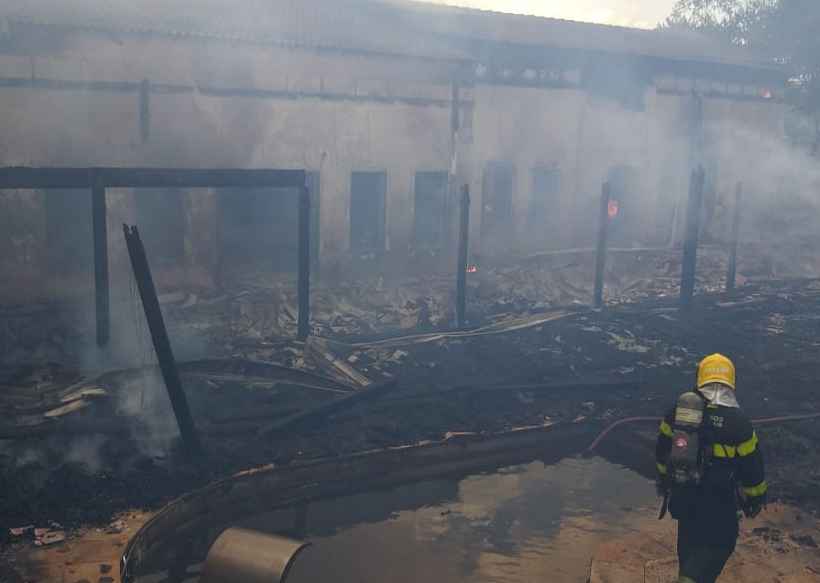 Uberaba: incêndio que começou em mata deixa casa destruída - Corpo de Bombeiros/Divulgação