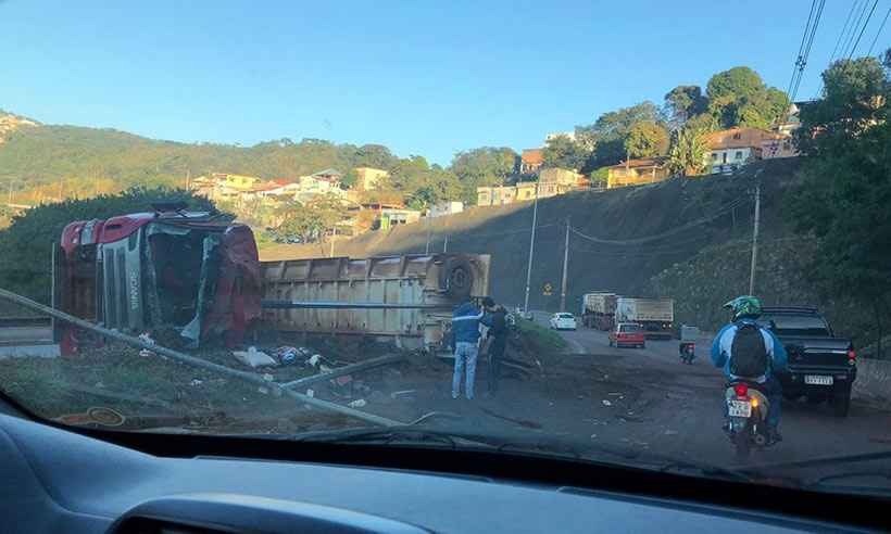 Caminhão tomba e motorista fica ferido na MG-020, no Bairro Ribeiro de Abreu - Luiz Rocha/Divulgação