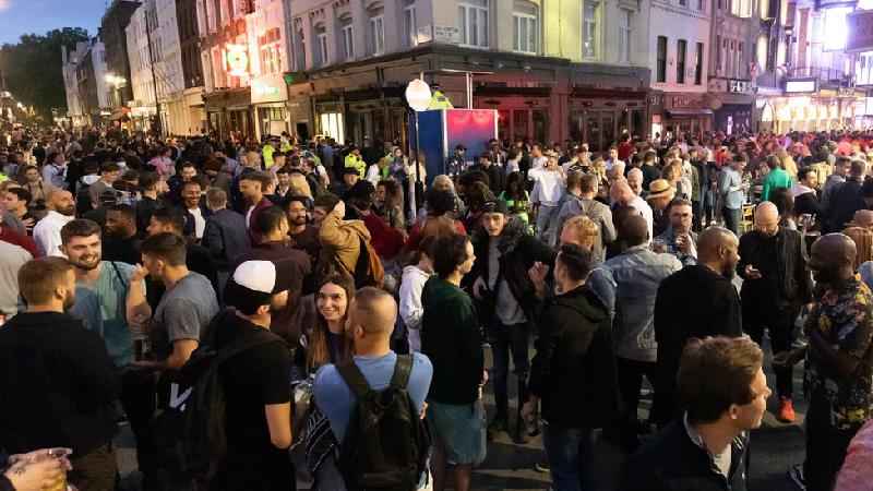 Coronavírus: dias após reabertura, pubs são obrigados a fechar na Inglaterra após clientes testarem positivo para COVID-19 - EPA