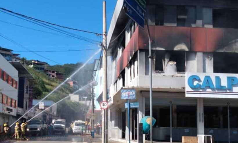 Loja de autopeças pega fogo e corre risco de desabar em Manhuaçu - Corpo de Bombeiros/Divulgação