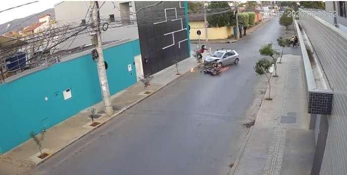 Motociclista é arremessado em acidente e sobrevive: veja o vídeo - Redes Sociais/Reprodução