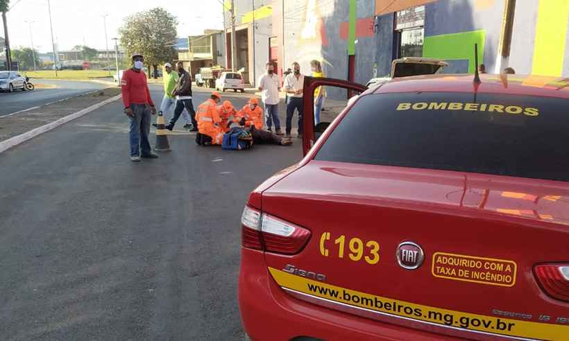 Ciclista é atingido por pintor que caiu de andaime em Uberaba - Corpo de Bombeiros/Divulgação