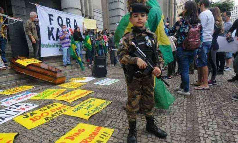 Garoto de 7 anos 'anima' avião com gritos de apoio a Bolsonaro - Leandro Couri/EM/D.A Press