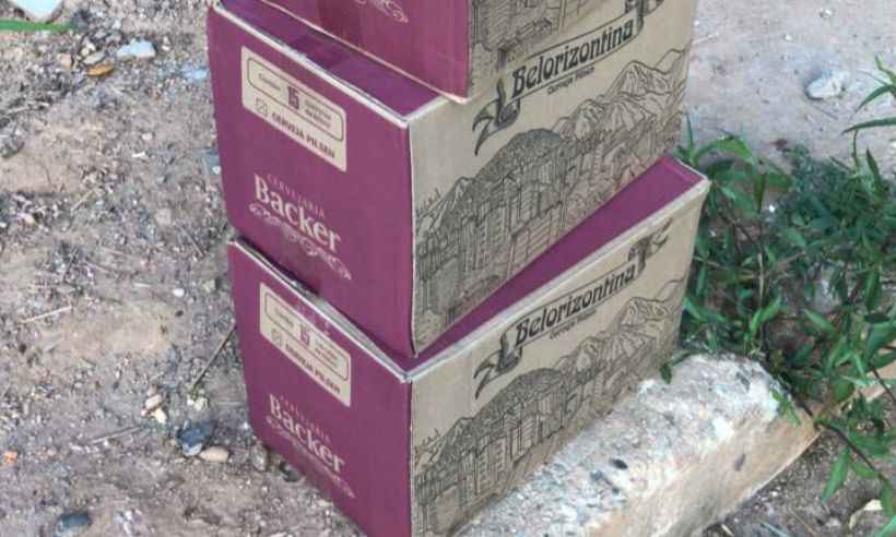 Polícia encontra caixas de cerveja contaminada da Backer em lote vago em BH - Divulgação/Polícia Civil de Minas Gerais