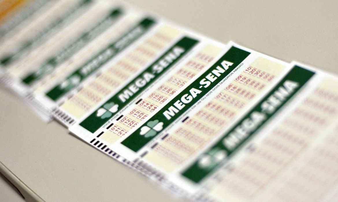 Mega-Sena acumula, e prêmio vai a R$ 44 milhões em concurso especial na terça-feira - Agência Brasil