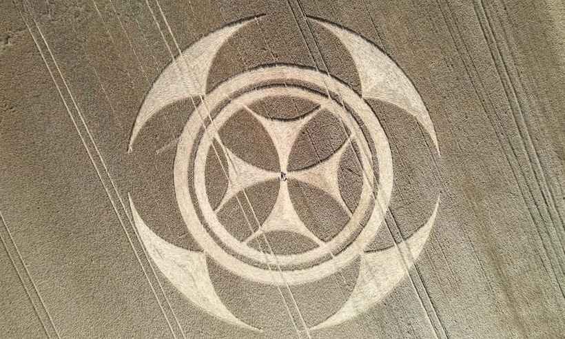 Marca misteriosa em plantação de trigo na França viraliza na internet - Reprodução Facebook 'Art e Crop Cicles'