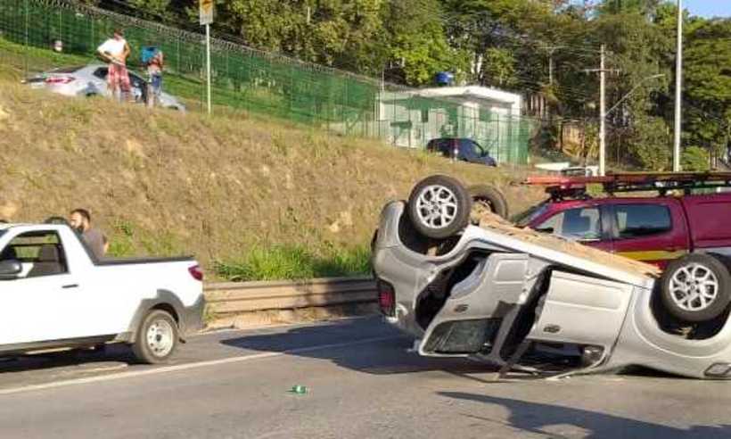 Carro capota na MG-010 e deixa mulher ferida e trânsito lento em BH - Reprodução/Redes Sociais