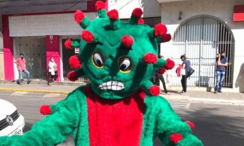 'Coronavírus' dança funk nas ruas de Formiga em campanha pelo isolamento social - Divulgação/Pref. Formiga