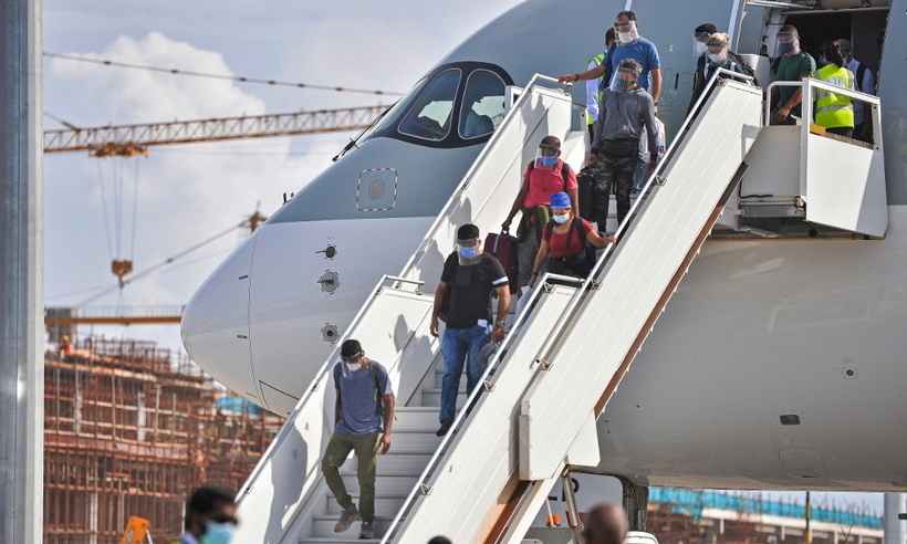 Companhias aéreas pedem 'de joelhos' ajuda aos passageiros para enfrentar crise da pandemia - Ahmed SHURAU / AFP