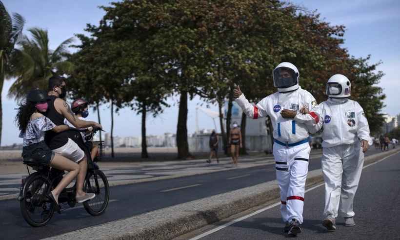 Coronavírus: casal vestido de astronauta chama atenção no Rio de Janeiro - Mauro Pimentel/AFP