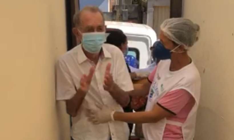 COVID-19: idoso é recebido com 'festa' em asilo após deixar hospital  - Vídeo/Reprodução