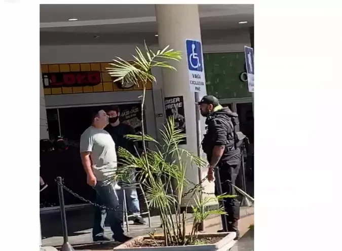 Vídeo: sem máscaras, policial militar e segurança brigam em shopping - Material cedido ao Correio