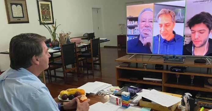 Bolsonaro assiste a live de Lacombe, Caio Coppola e Alexandre Garcia - Redes Socias/Reprodução