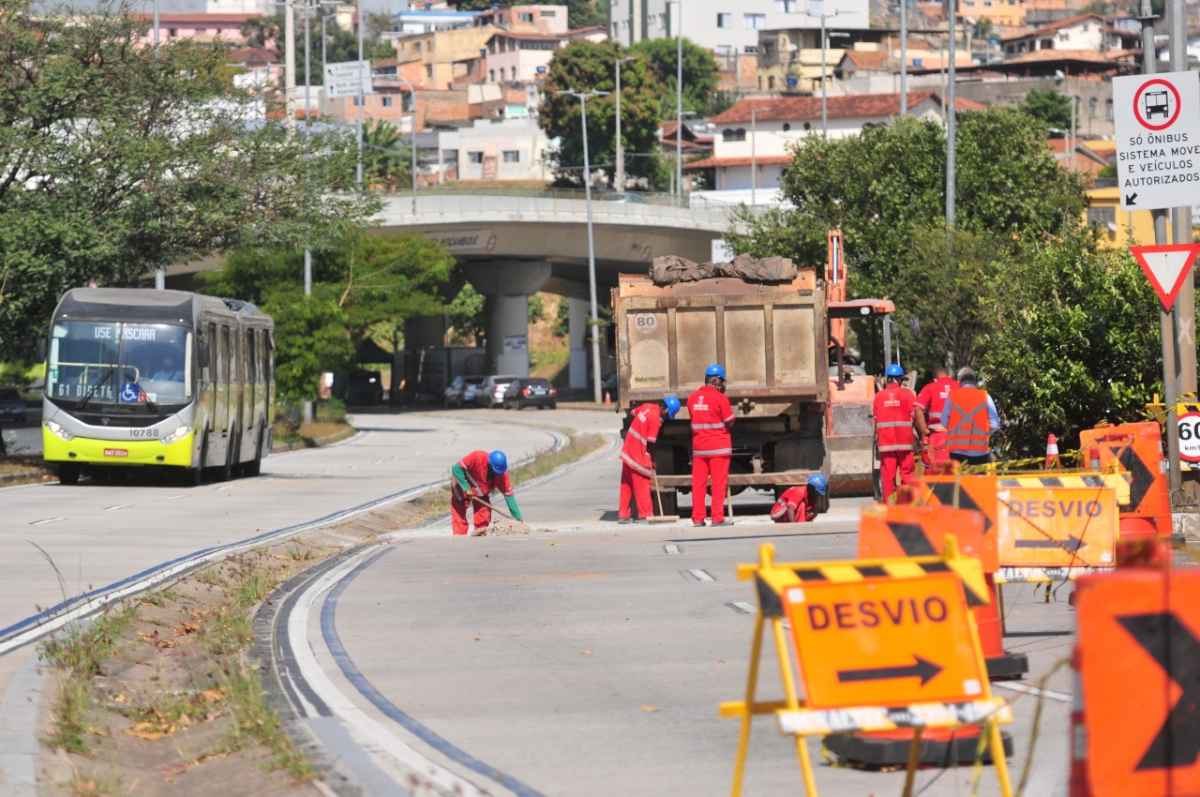Obras fecham pista do Move na Avenida Antônio Carlos - Gladyston Rodrigues/EM/D.A Press