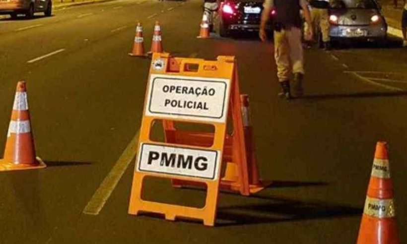 Casal é preso depois de jogar moto na direção de policial em uma blitz em BH - Divulgação/ Polícia Rodoviária Federal