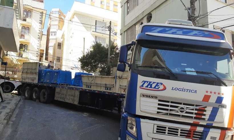 Carreta percorre trecho na contramão, entra em rua proibida e bate em poste no Anchieta - Paulo Galvão/EM/D.A. Press