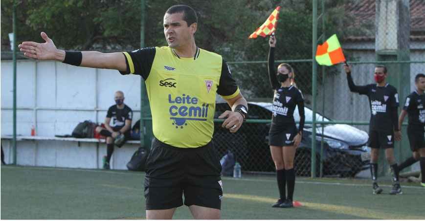 Arbitragem faz os últimos preparativos para o retorno do futebol - Edésio Ferreira/EM/D.A Press