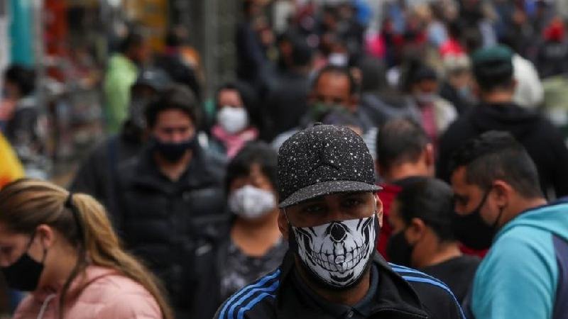 Esperar imunidade de rebanho 'é absurdo e antiético', diz líder de estudo que investiga quantos tiveram covid-19 no Brasil - Reuters