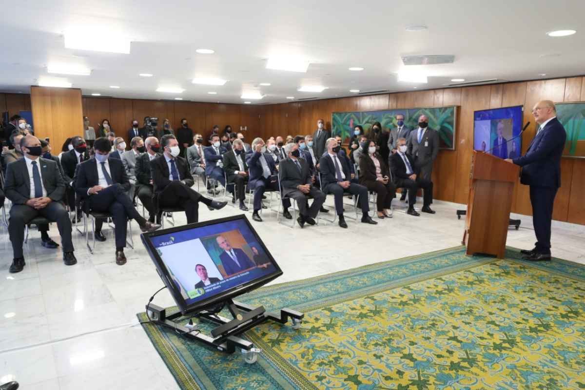 Três dos quatro deputados presentes na posse do ministro da Educação já tiveram COVID-19 - Governo Federal/Reprodução