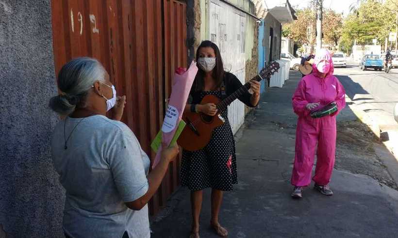 Afeto em forma de música: idosos isolados se emocionam com serenata na porta de casa - Edésio Costa/EM/D.A. Press