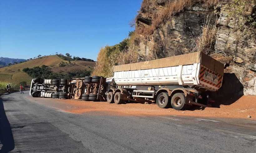 Carreta tomba em rodovia mineira e deixa família ferida - Divulgação/Corpo de Bombeiros