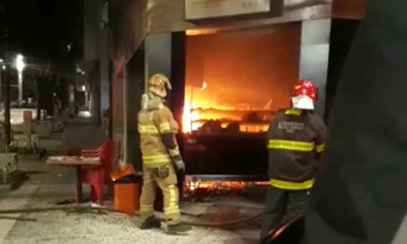 Bombeiros combatem incêndio em pastelaria na Savassi - Reprodução da internet/WhatsApp
