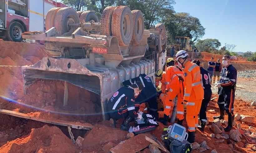 Jovem é prensado por caminhão que ajudava a manobrar e acaba soterrado; veja vídeo - Divulgação/ Corpo de Bombeiros