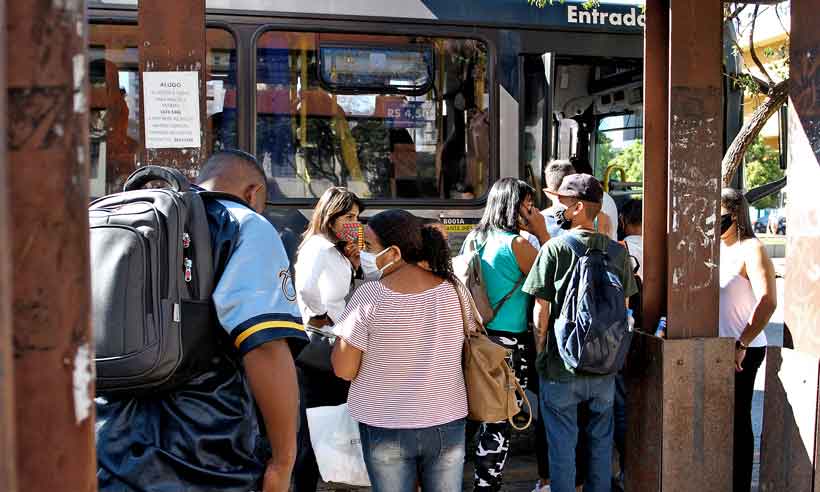 Demora e aglomerações revoltam passageiros dos ônibus de BH: 'Uma vergonha' - Edésio Ferreira/EM/D.A Press