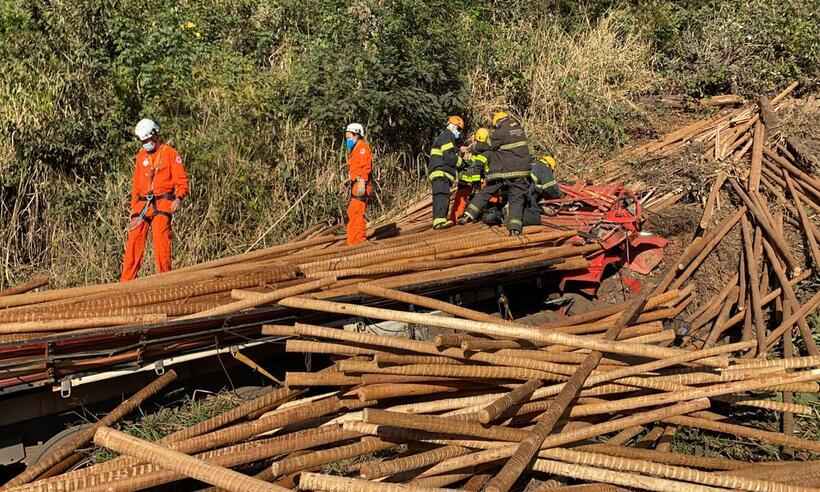 Caminhão carregado de madeira tomba e motorista morre na BR-381 - Divulgação/CBMMG