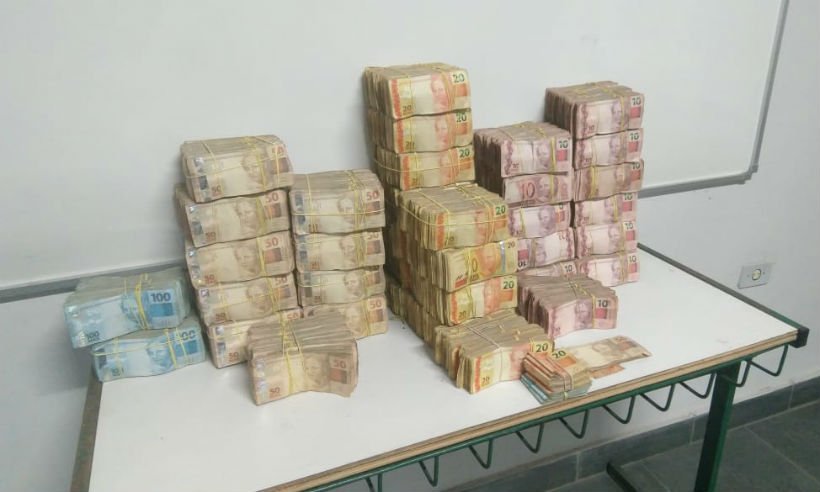 Homem é preso no Sul de Minas ao transportar quase R$ 1 milhão em dinheiro - Divulgação/Polícia Militar