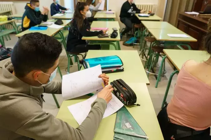 Coronavírus: Volta de aulas presenciais pode gerar segunda onda - AFP / CESAR MANSO