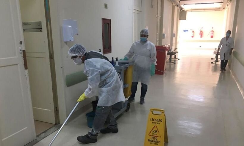 COVID-19: A dura rotina dos auxiliares de limpeza em hospitais durante pandemia - Rogério Rocha de Souza/Agência Brasil